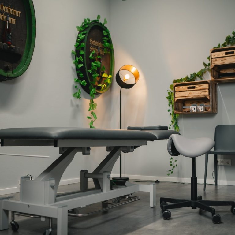 Eine Person erhält eine manuelle Behandlung auf einer Liege.