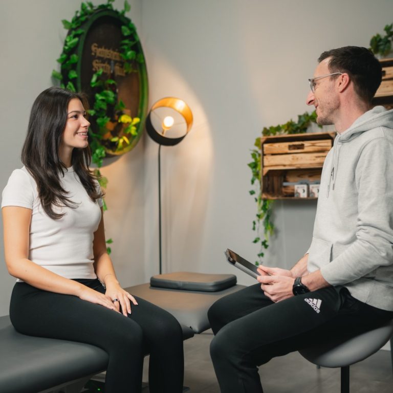 Eine Person macht eine Handgelenkmassage an einem liegenden Arm.