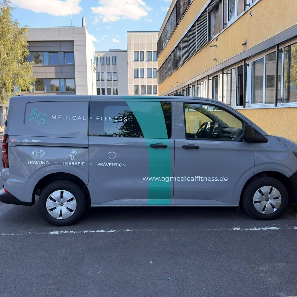 Ein Therapeut behandelt eine liegende Patientin manuell.