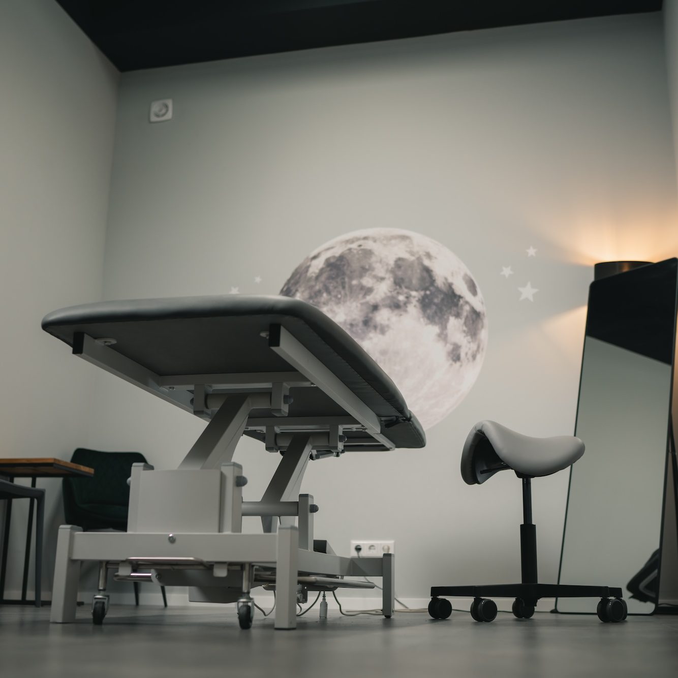 Ein Therapeut behandelt eine liegende Patientin manuell.