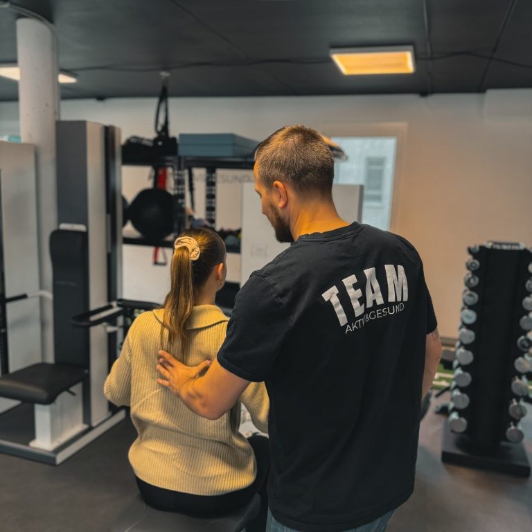 Eine Person erhält eine manuelle Behandlung auf einer Liege.