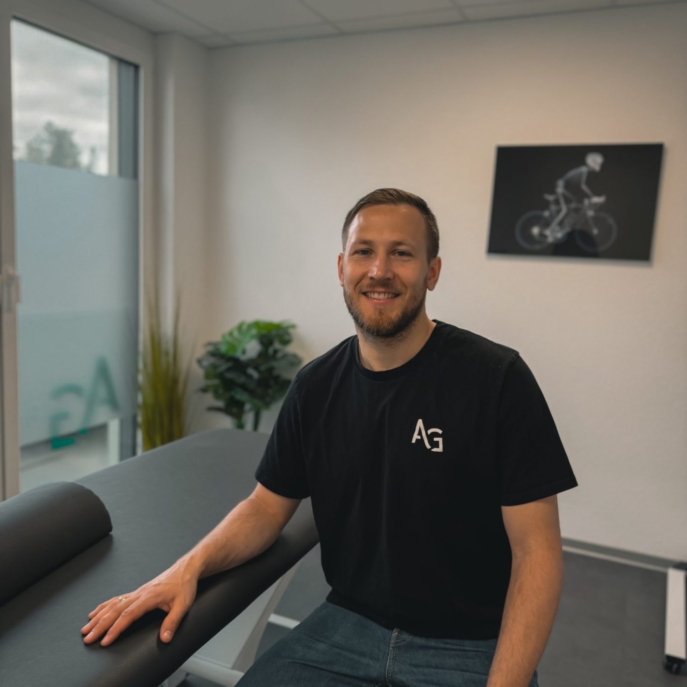 Ein Therapeut behandelt eine liegende Patientin manuell.