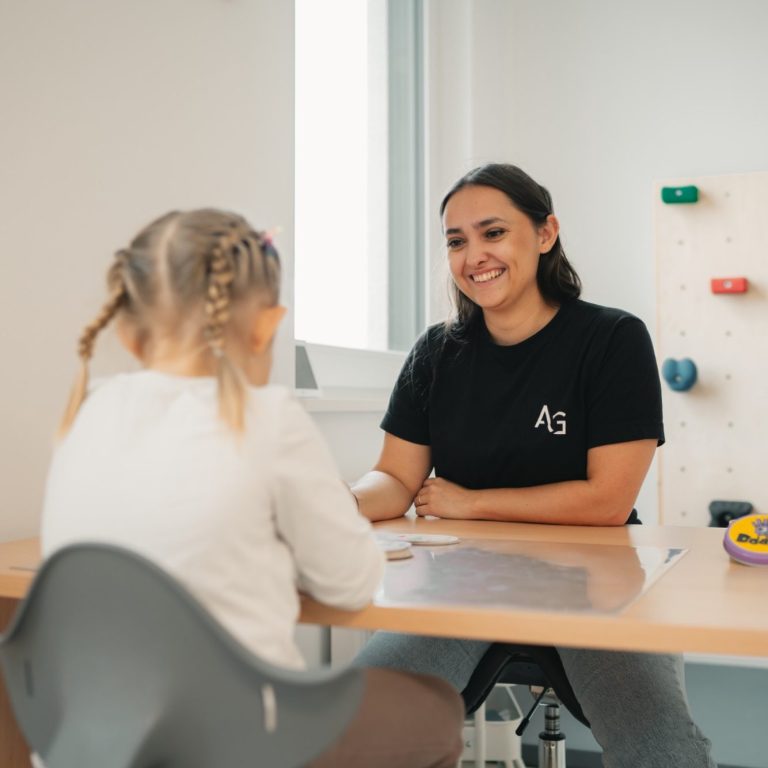 Eine Person erhält eine manuelle Behandlung auf einer Liege.