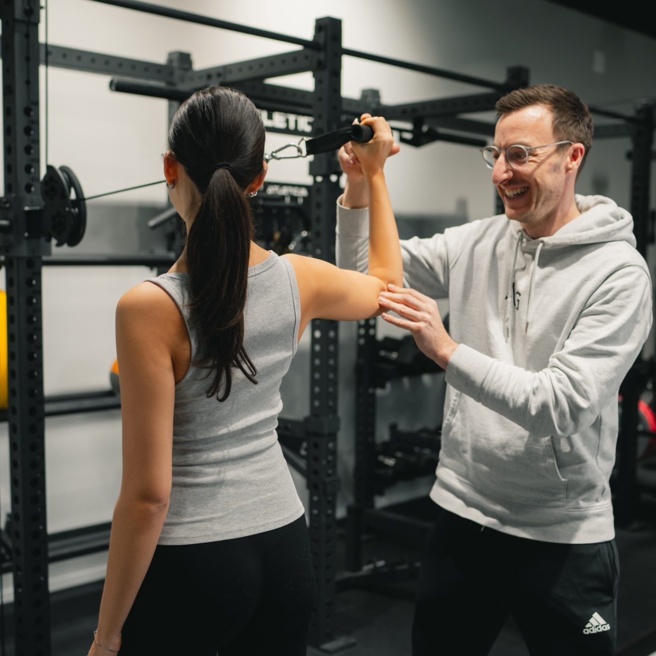 Ein Therapeut behandelt eine liegende Patientin manuell.