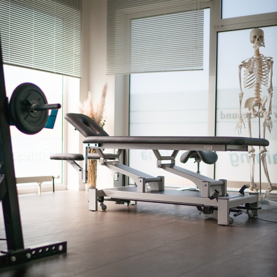 Ein Therapeut behandelt eine liegende Patientin manuell.